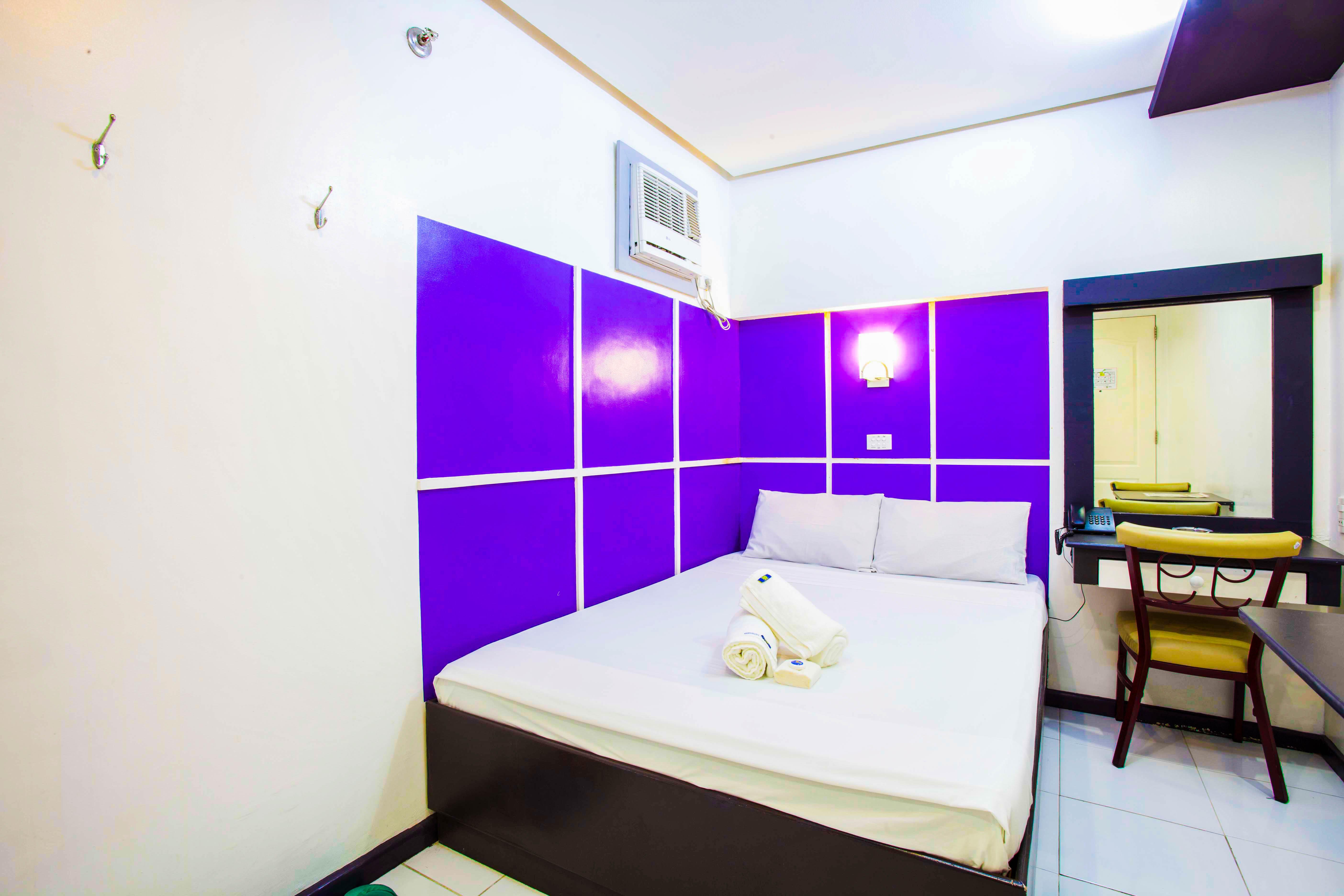 Hotel 99 Cubao Кесон-Сити Экстерьер фото