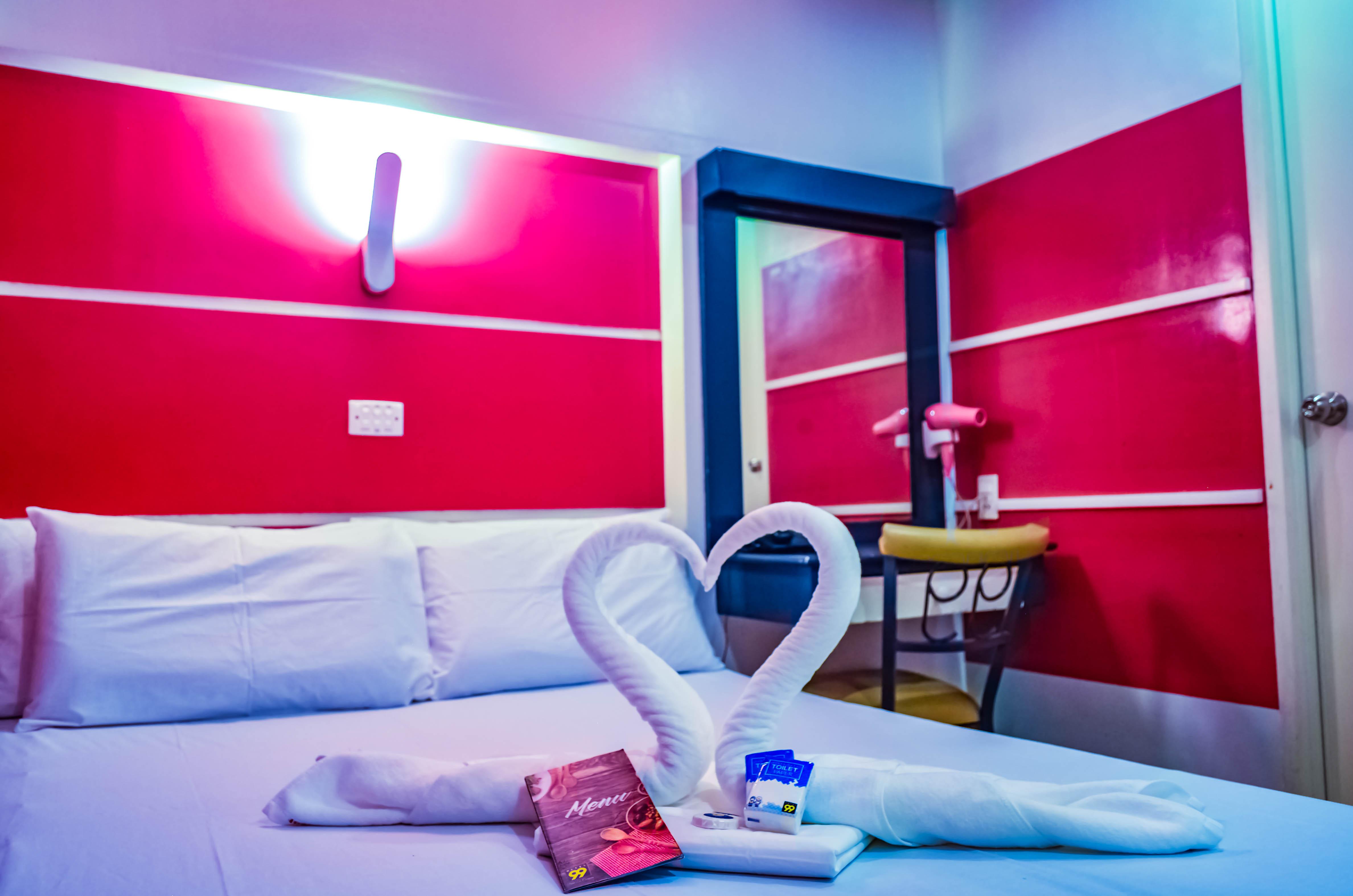 Hotel 99 Cubao Кесон-Сити Экстерьер фото