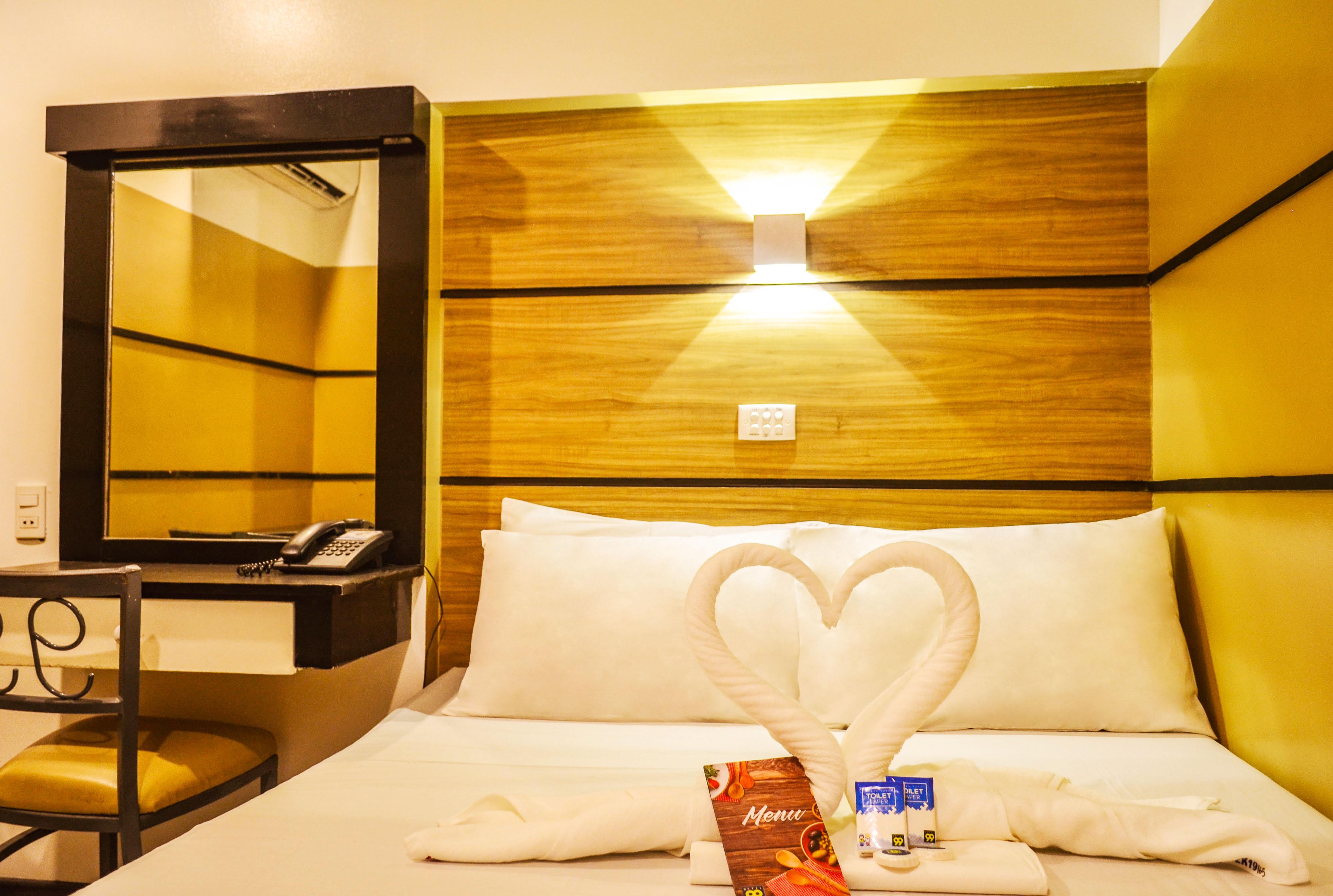 Hotel 99 Cubao Кесон-Сити Экстерьер фото