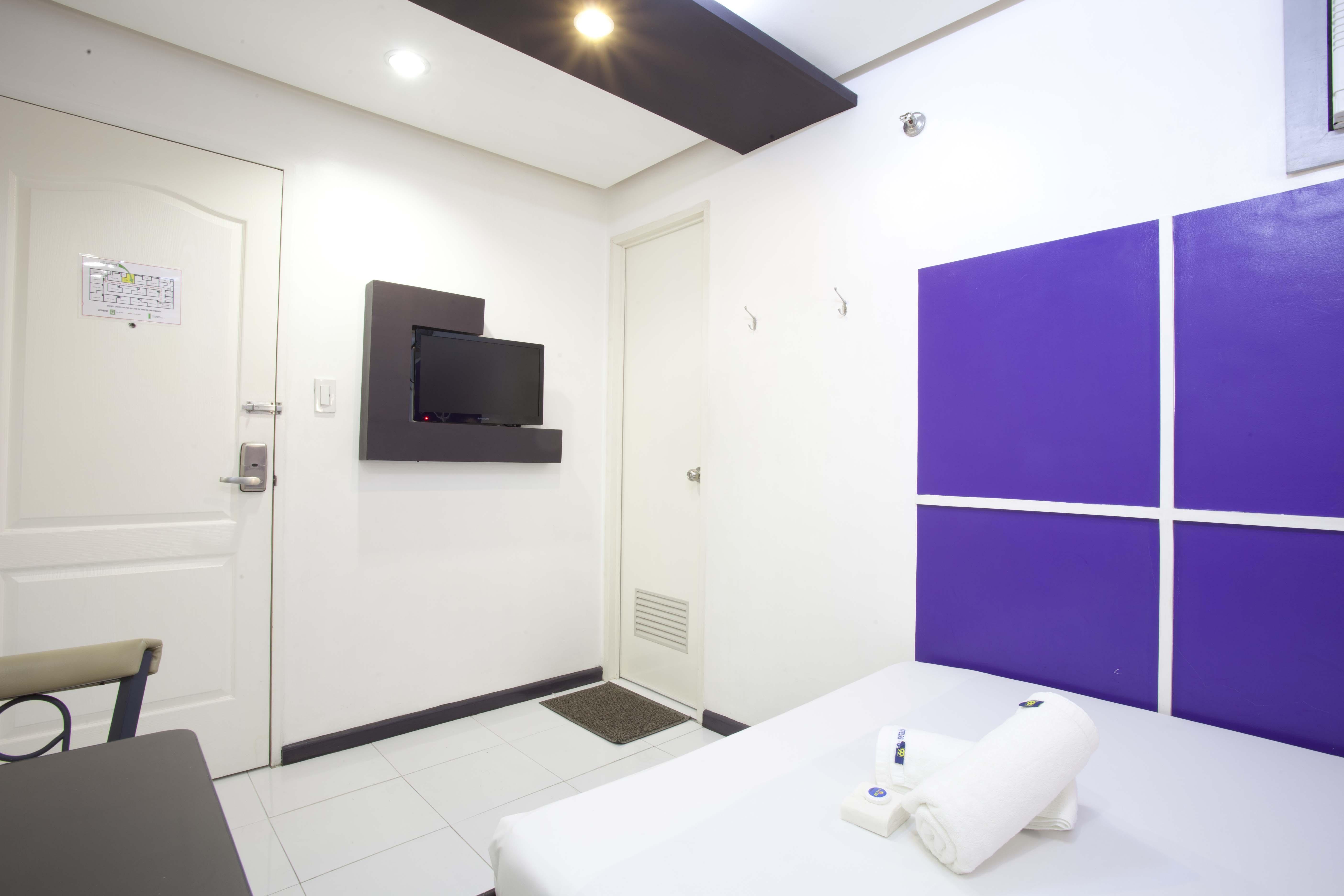 Hotel 99 Cubao Кесон-Сити Экстерьер фото