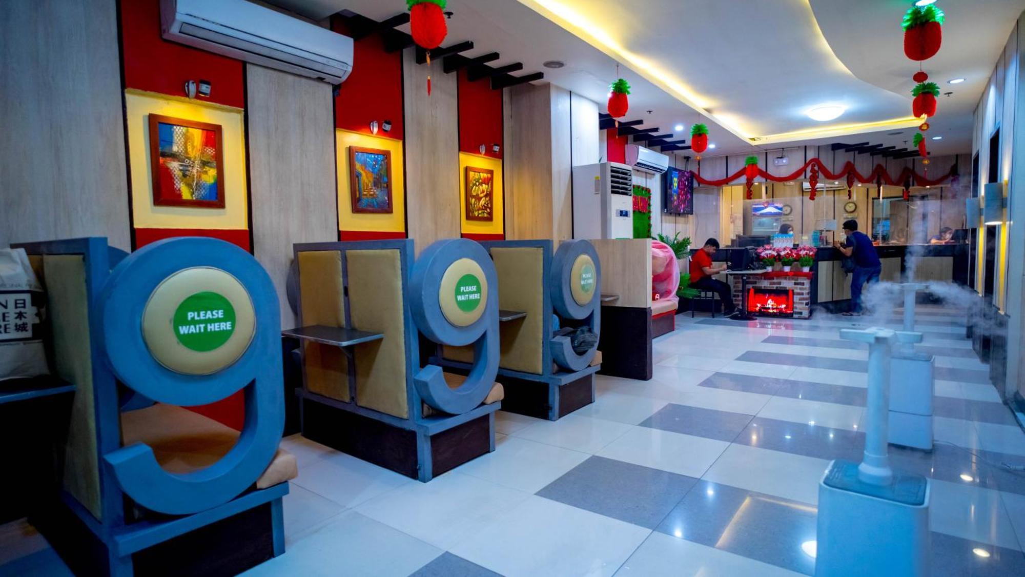Hotel 99 Cubao Кесон-Сити Экстерьер фото