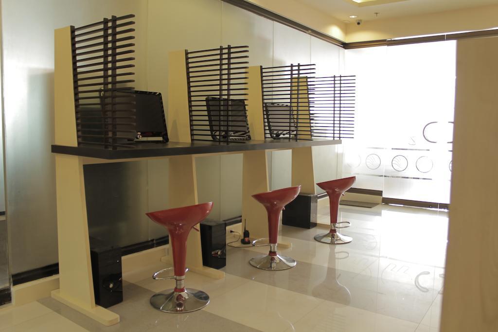 Hotel 99 Cubao Кесон-Сити Экстерьер фото
