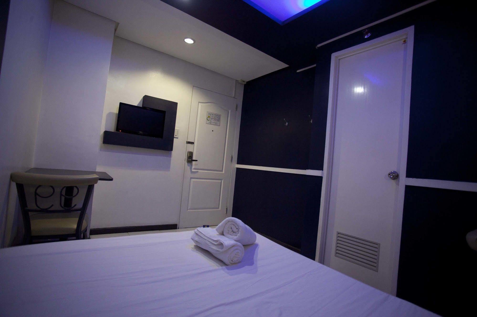 Hotel 99 Cubao Кесон-Сити Экстерьер фото