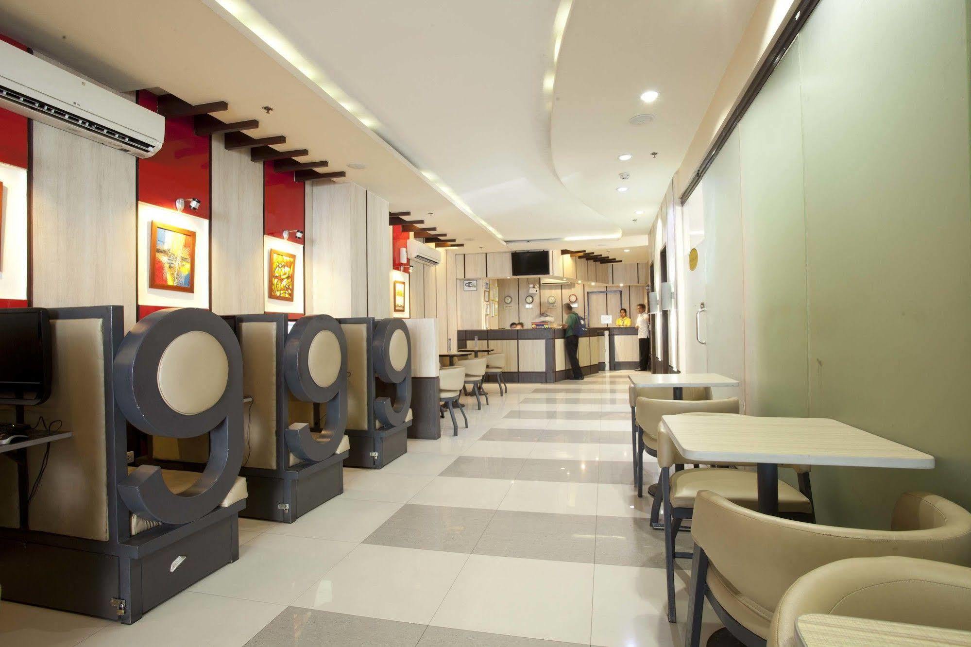 Hotel 99 Cubao Кесон-Сити Экстерьер фото