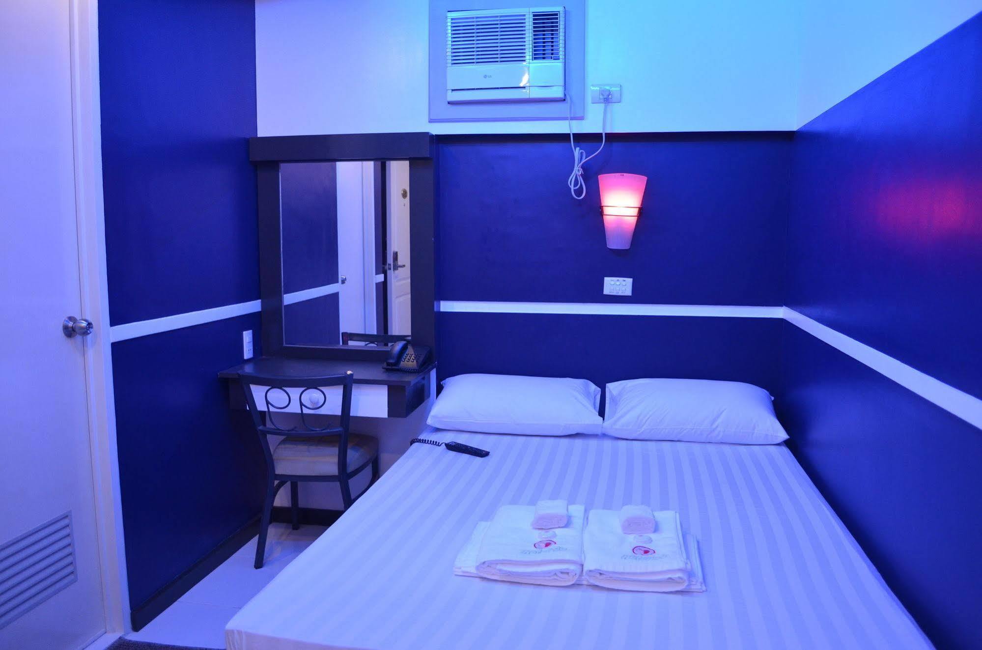 Hotel 99 Cubao Кесон-Сити Экстерьер фото