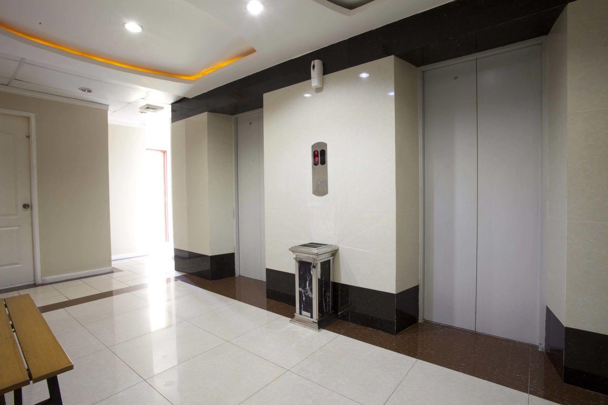 Hotel 99 Cubao Кесон-Сити Экстерьер фото